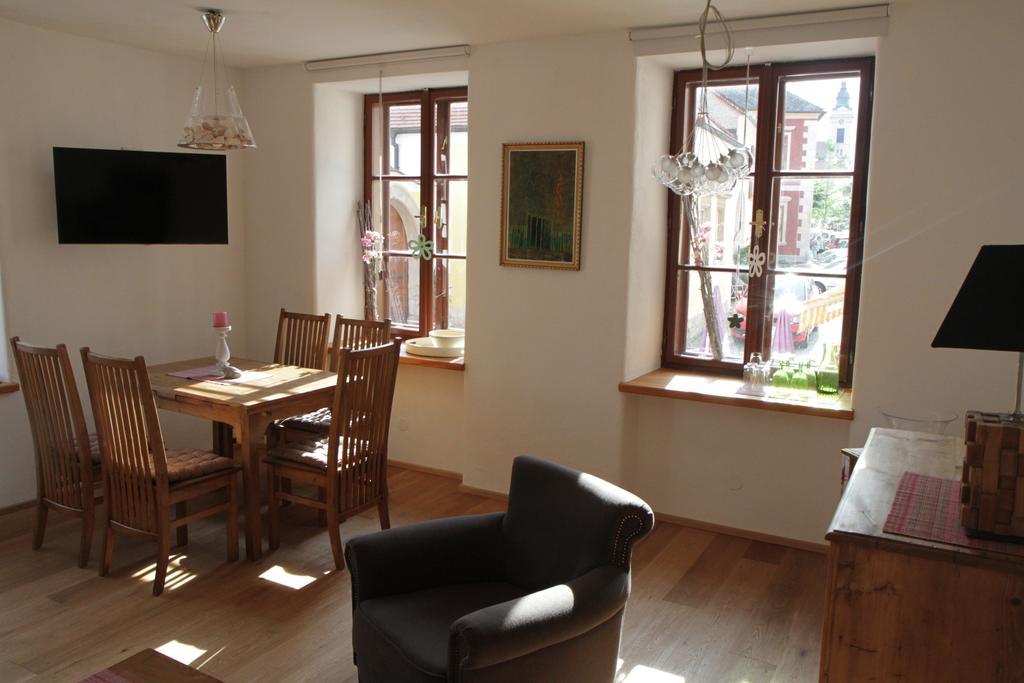 Unser Rosa Haus Fuer Sie Rust Rum bild